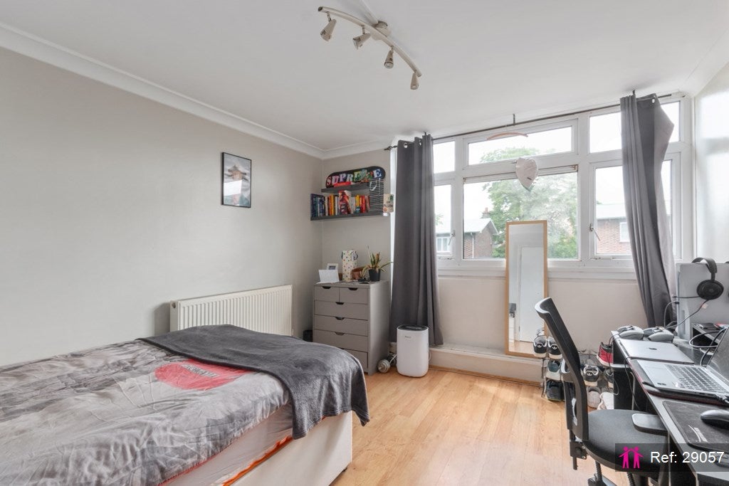 Flat Narbonne Avenue in Greater London