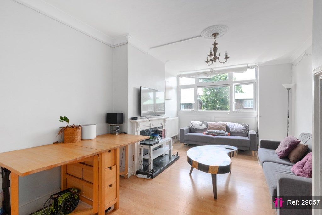 Flat Narbonne Avenue in Greater London