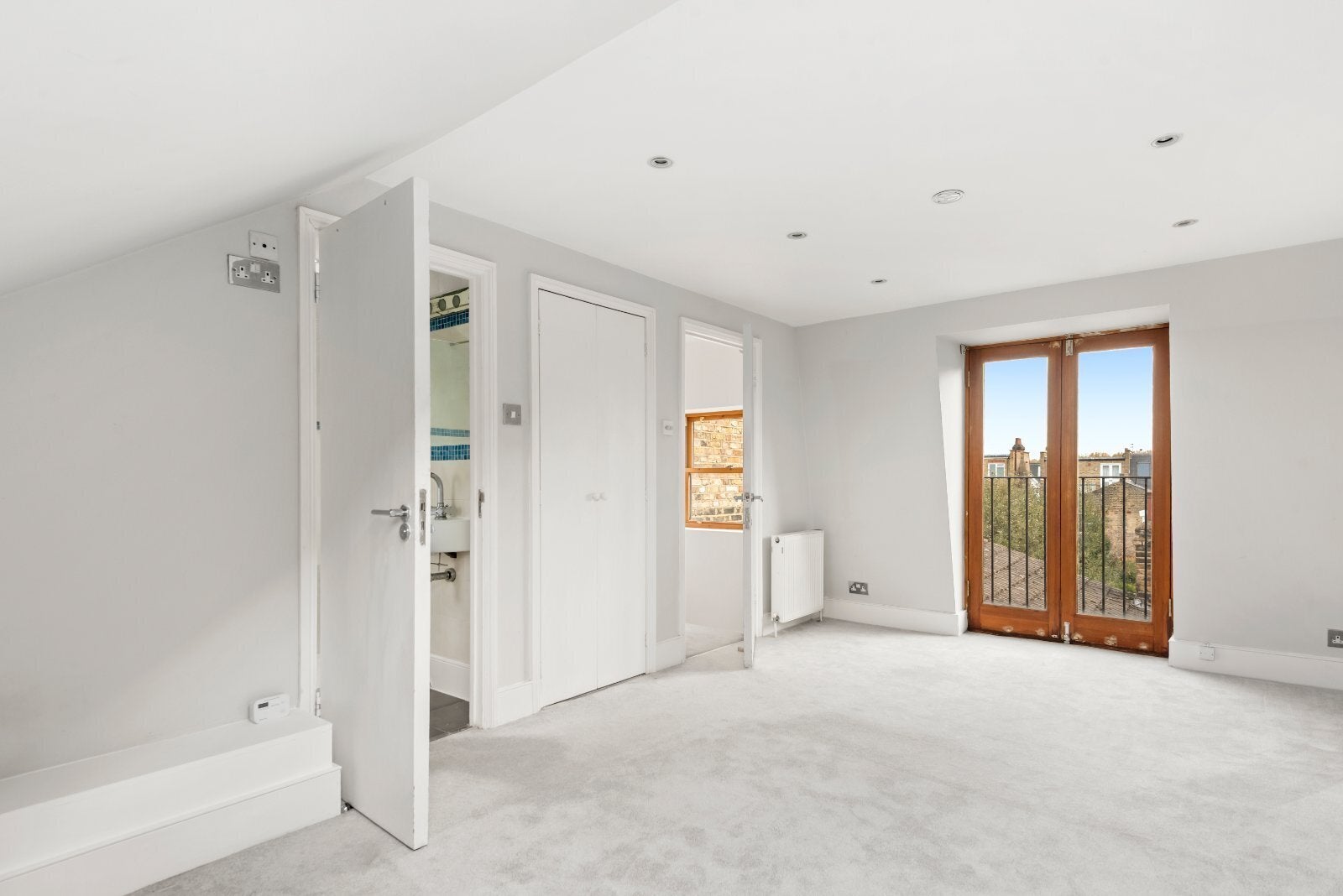 Flat Kenyon Street in Greater London
