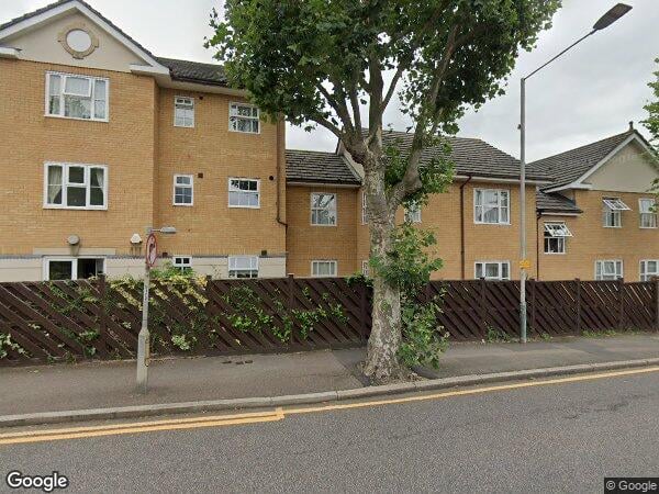 Flat Junction Road in Greater London