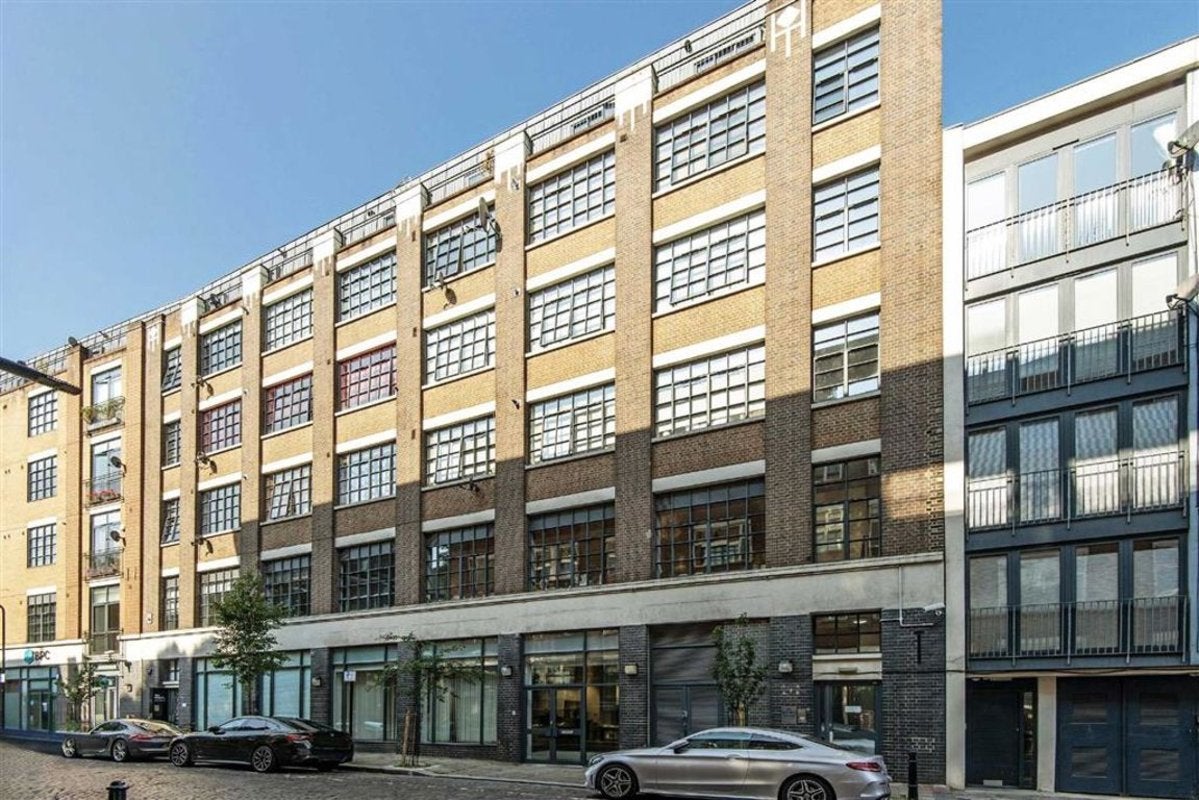 Flat Boundary Street in Greater London