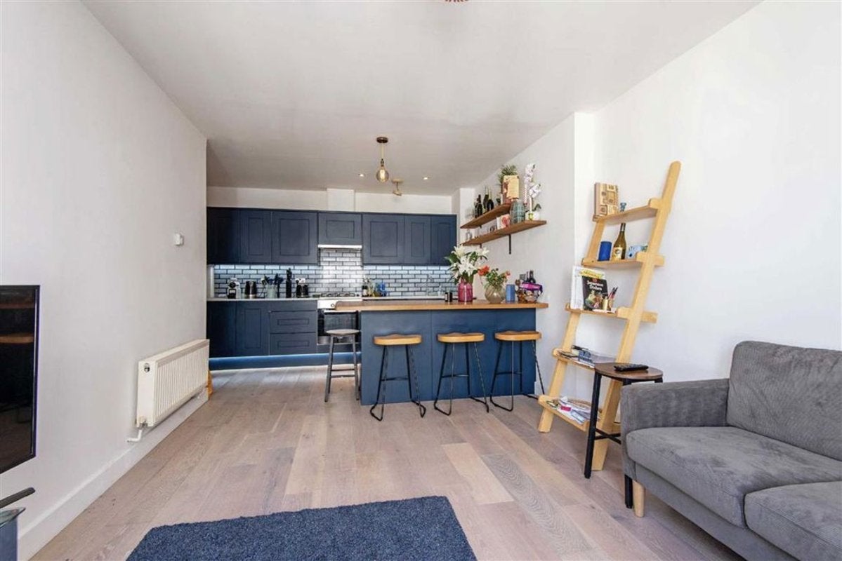 Flat Boundary Street in Greater London