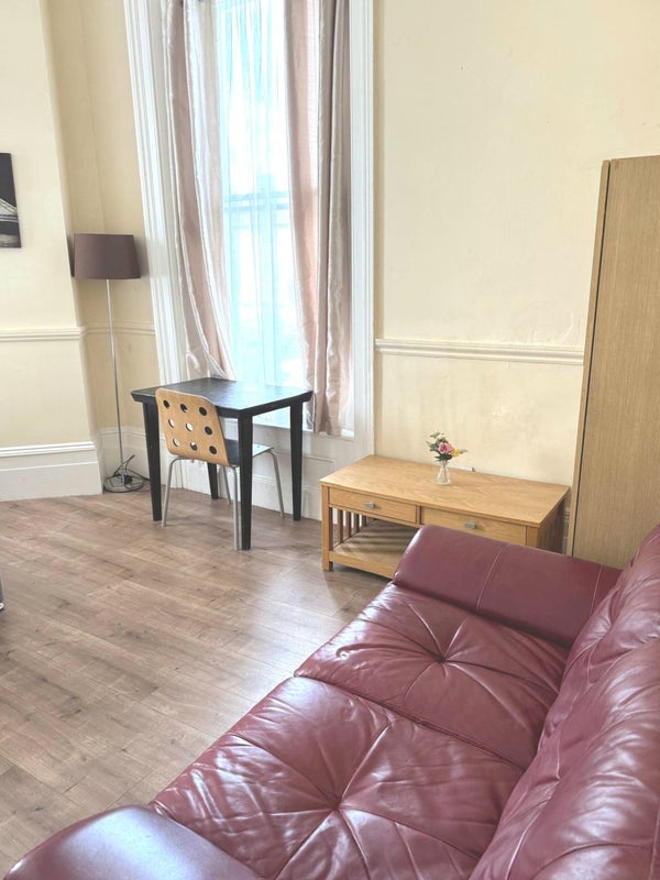 Room Duff Street in Greater London