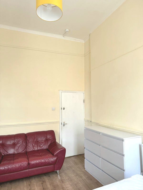 Room Duff Street in Greater London