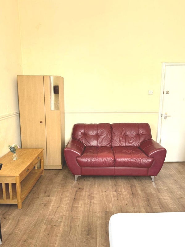 Room Duff Street in Greater London