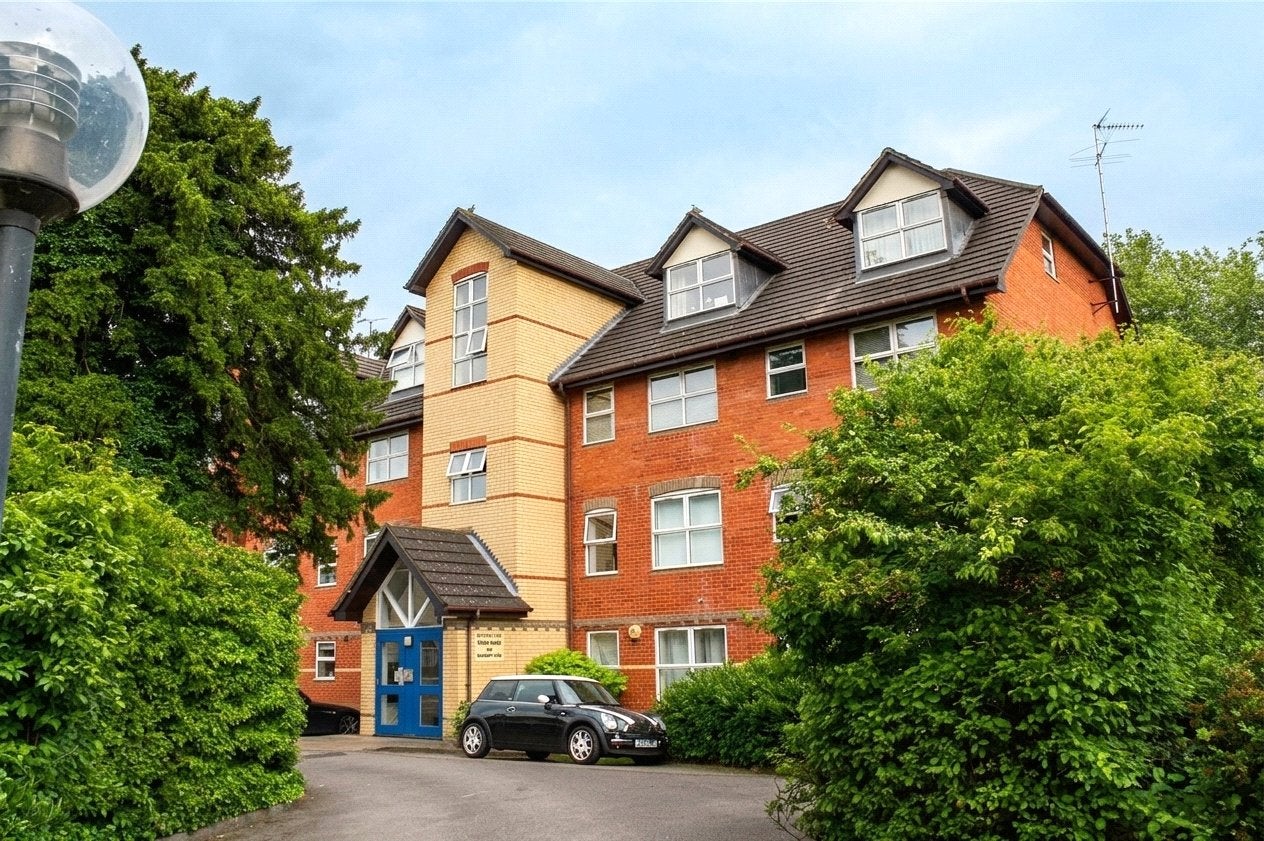 Flat Muirfield Close in Reading