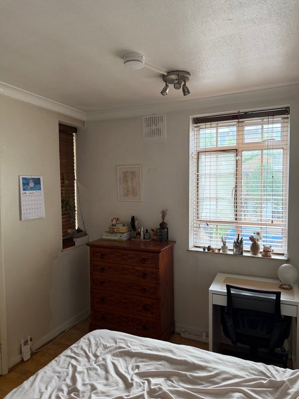 Room Coningham Road in Greater London