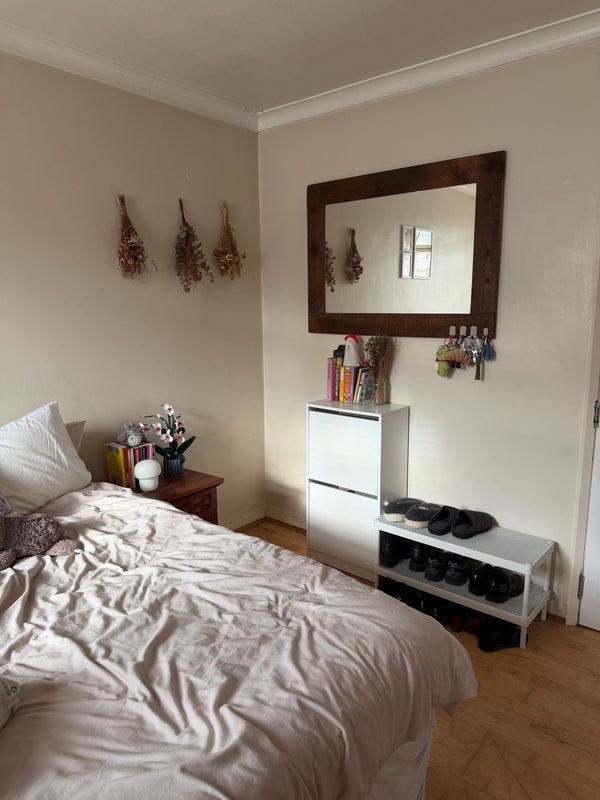 Room Coningham Road in Greater London
