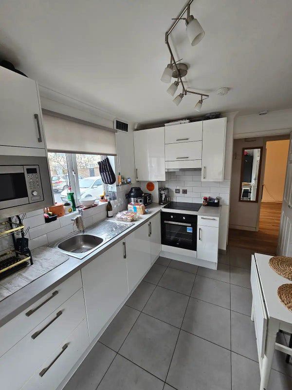 Room Dee Street in Greater London