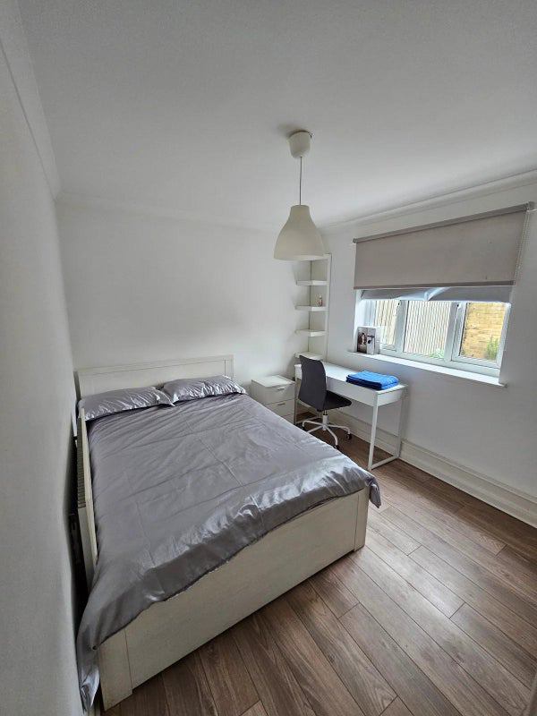 Room Dee Street in Greater London