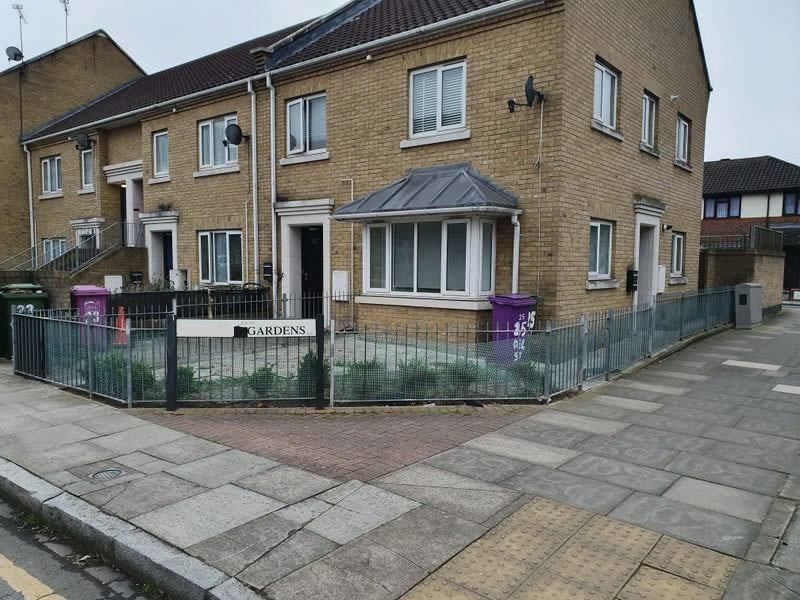Room Dee Street in Greater London
