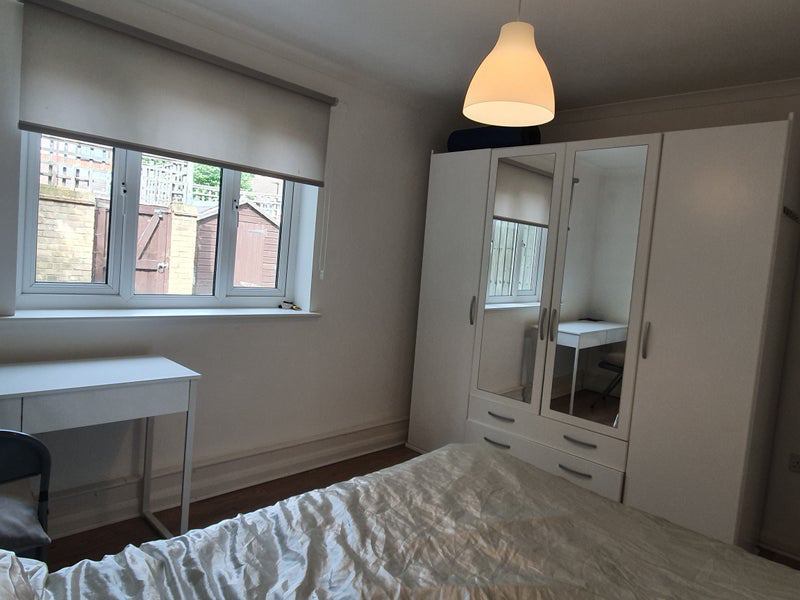 Room Dee Street in Greater London