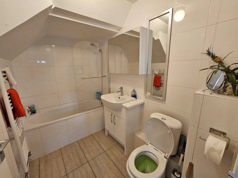 Room Dee Street in Greater London