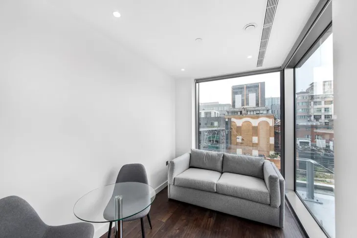 Flat Royal Mint Street in Greater London