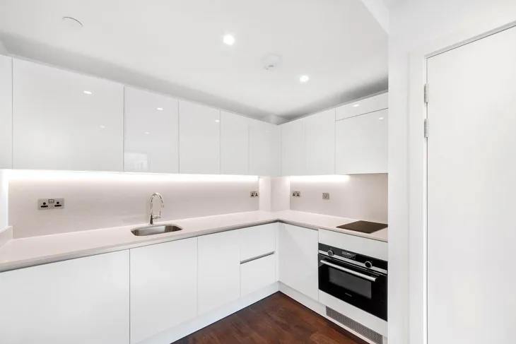 Flat Royal Mint Street in Greater London