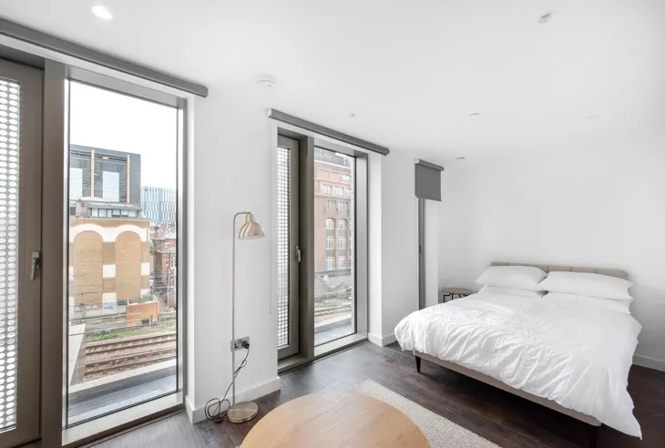 Flat Royal Mint Street in Greater London