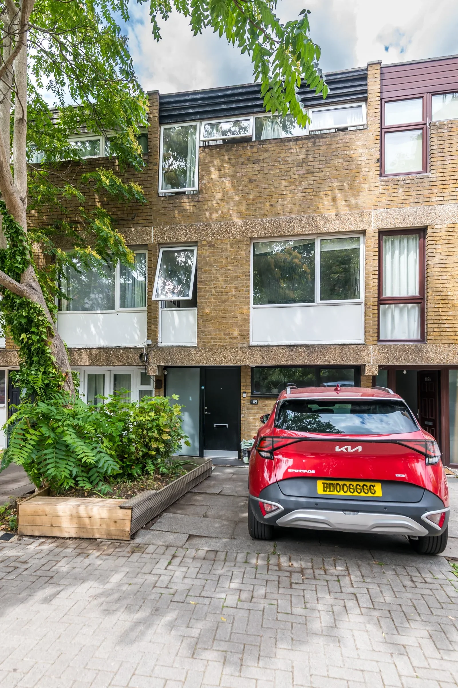 House Hamilton Road in Greater London