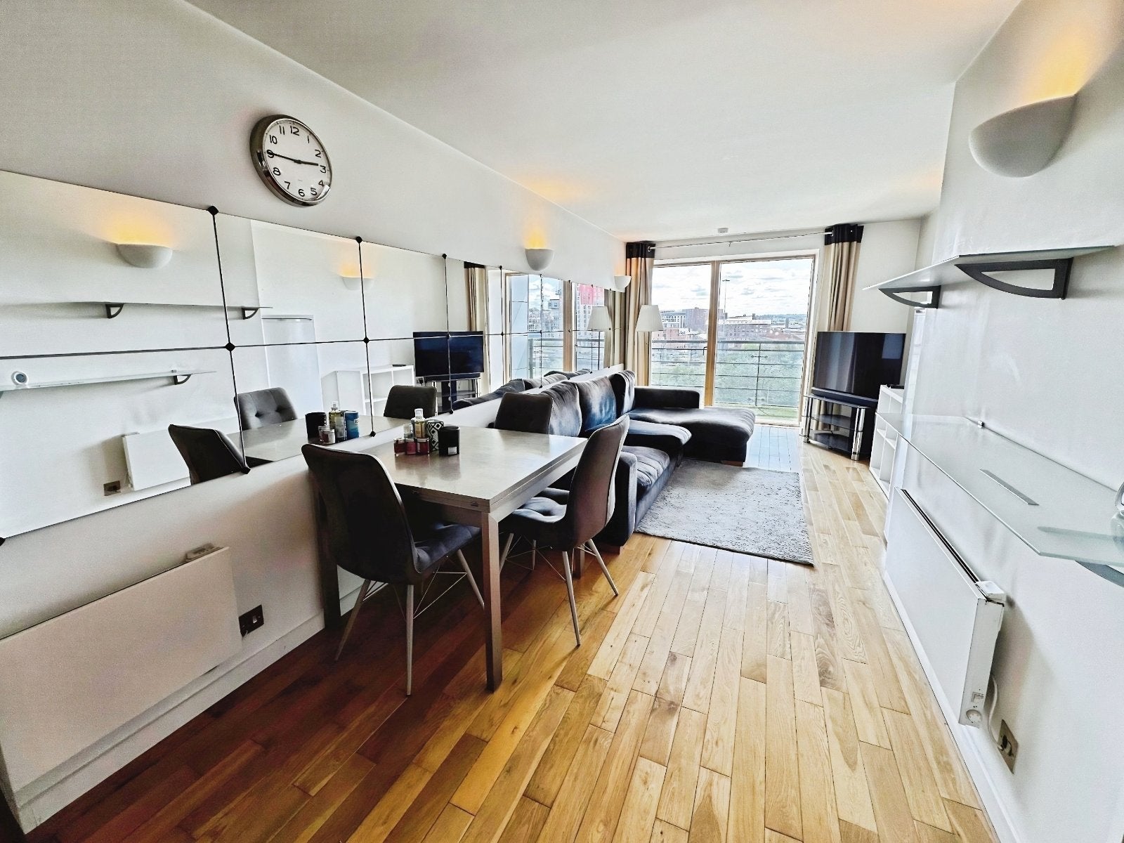 Flat Whitehall Riverside in Leeds