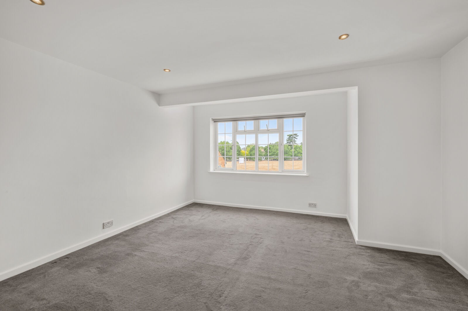Flat Giggs Hill Gardens in Elmbridge