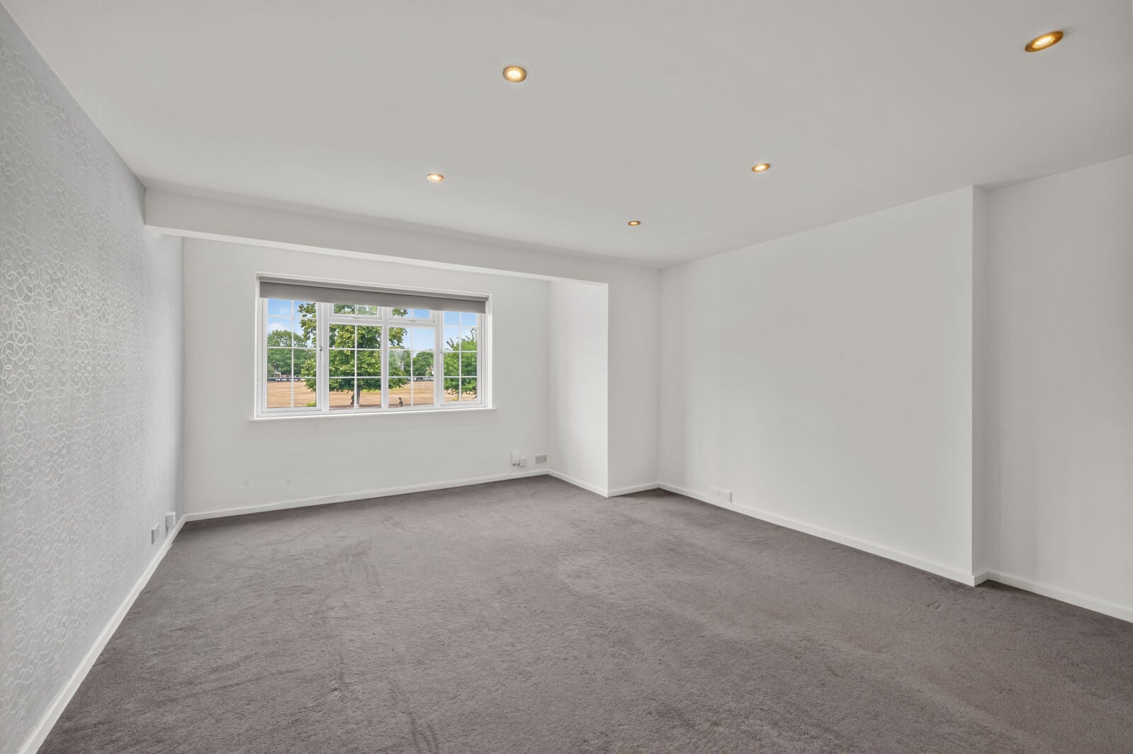 Flat Giggs Hill Gardens in Elmbridge