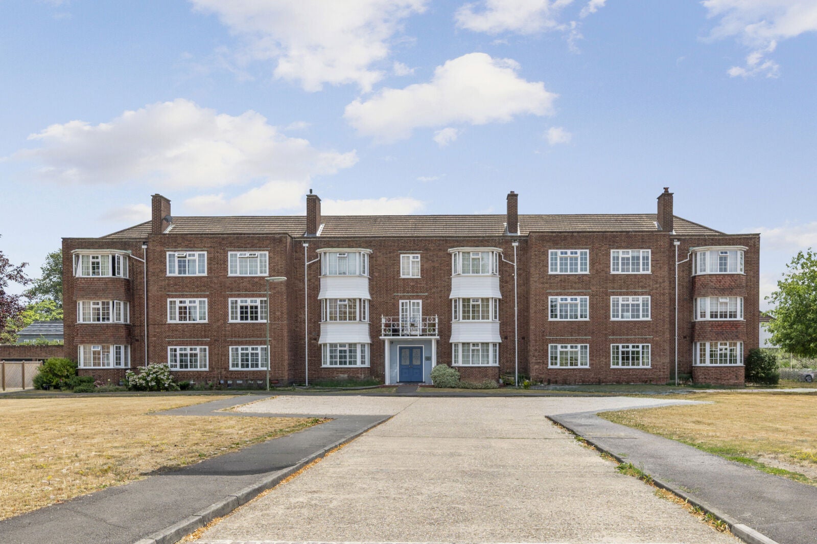 Flat Giggs Hill Gardens in Elmbridge