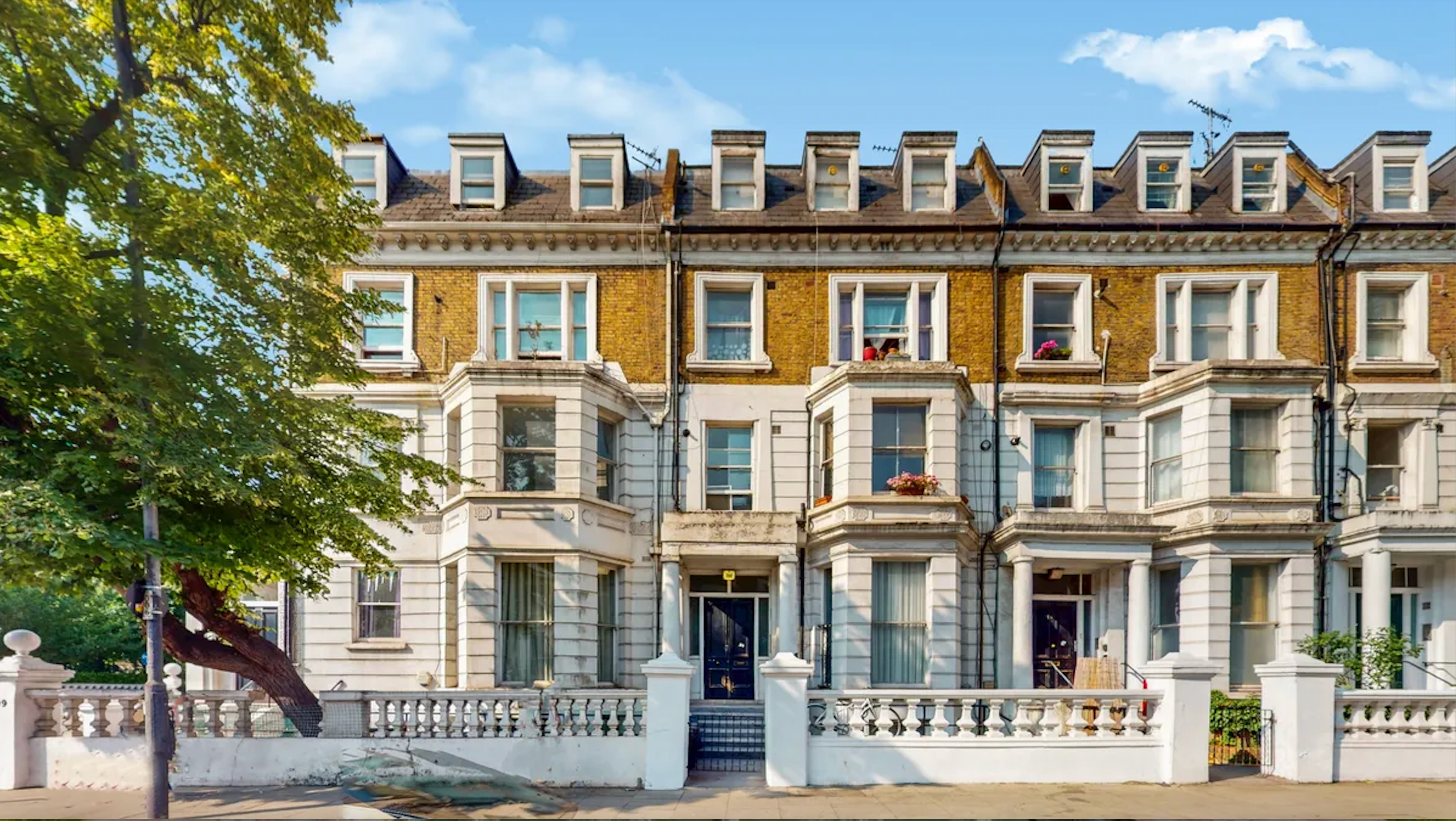 Flat Holland Road in Greater London
