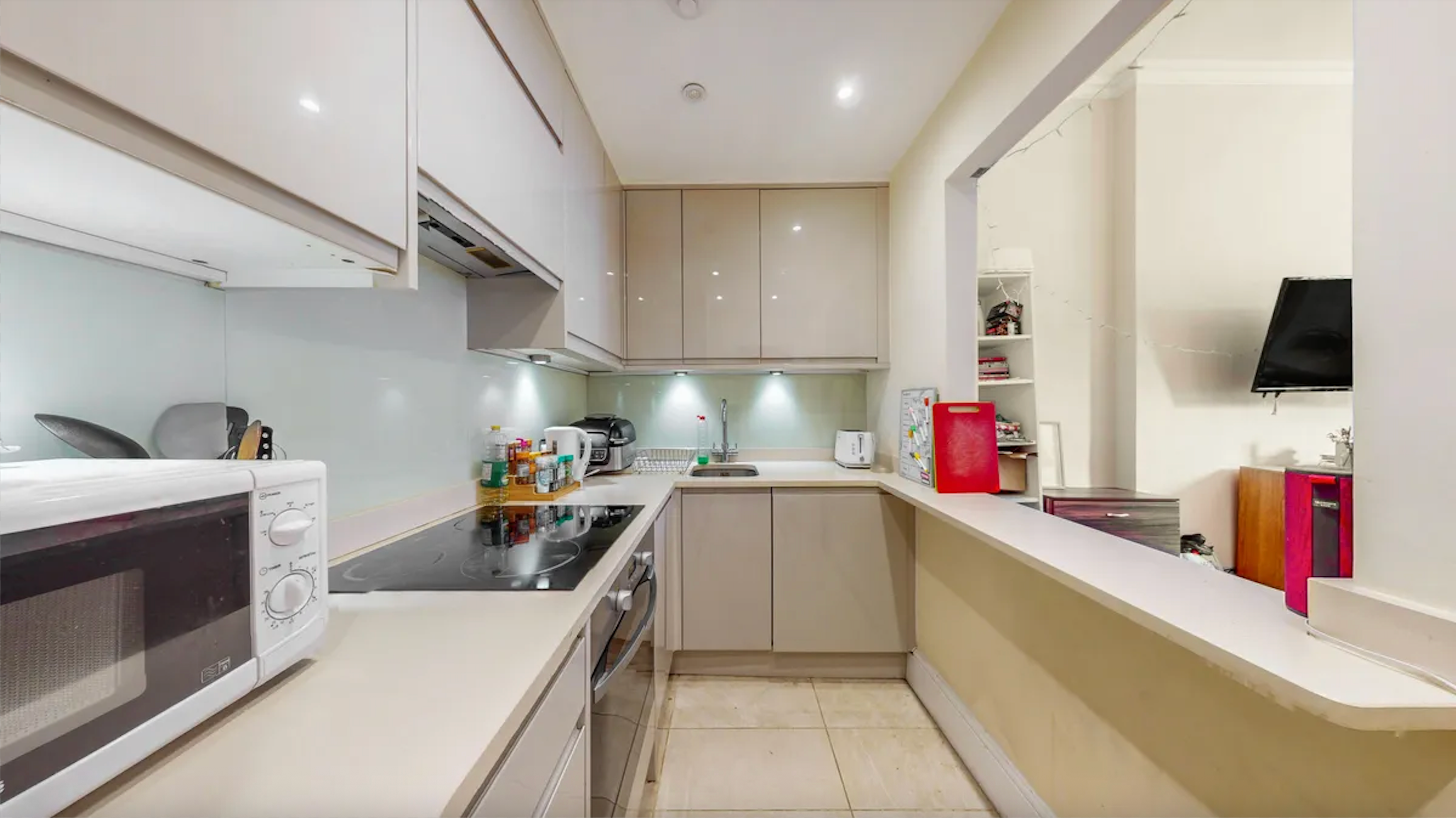 Flat Holland Road in Greater London