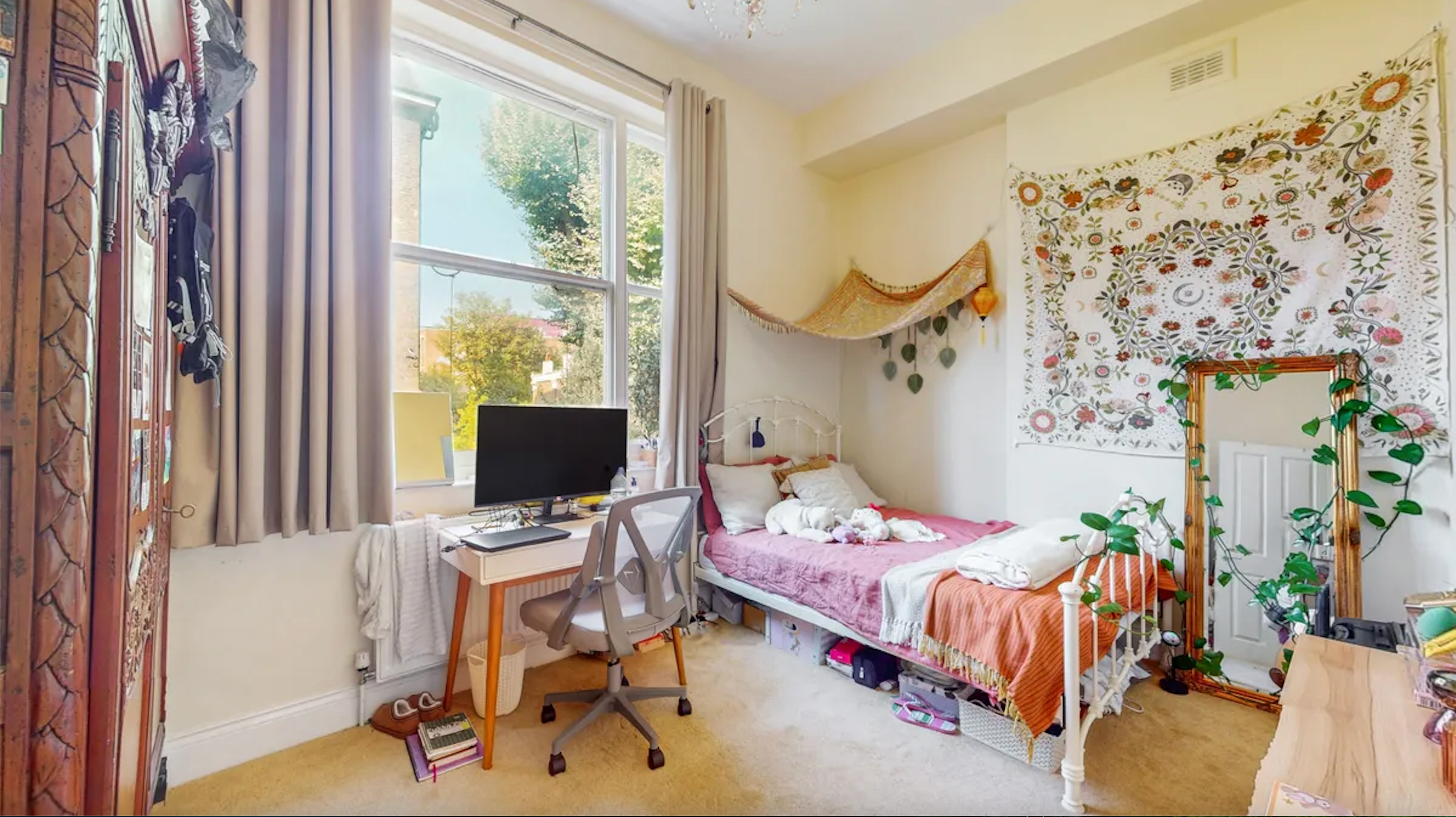 Flat Holland Road in Greater London