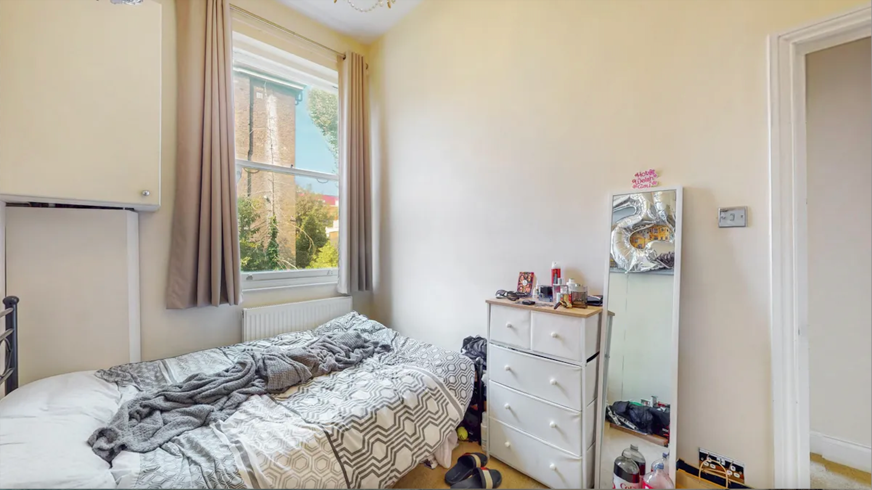 Flat Holland Road in Greater London