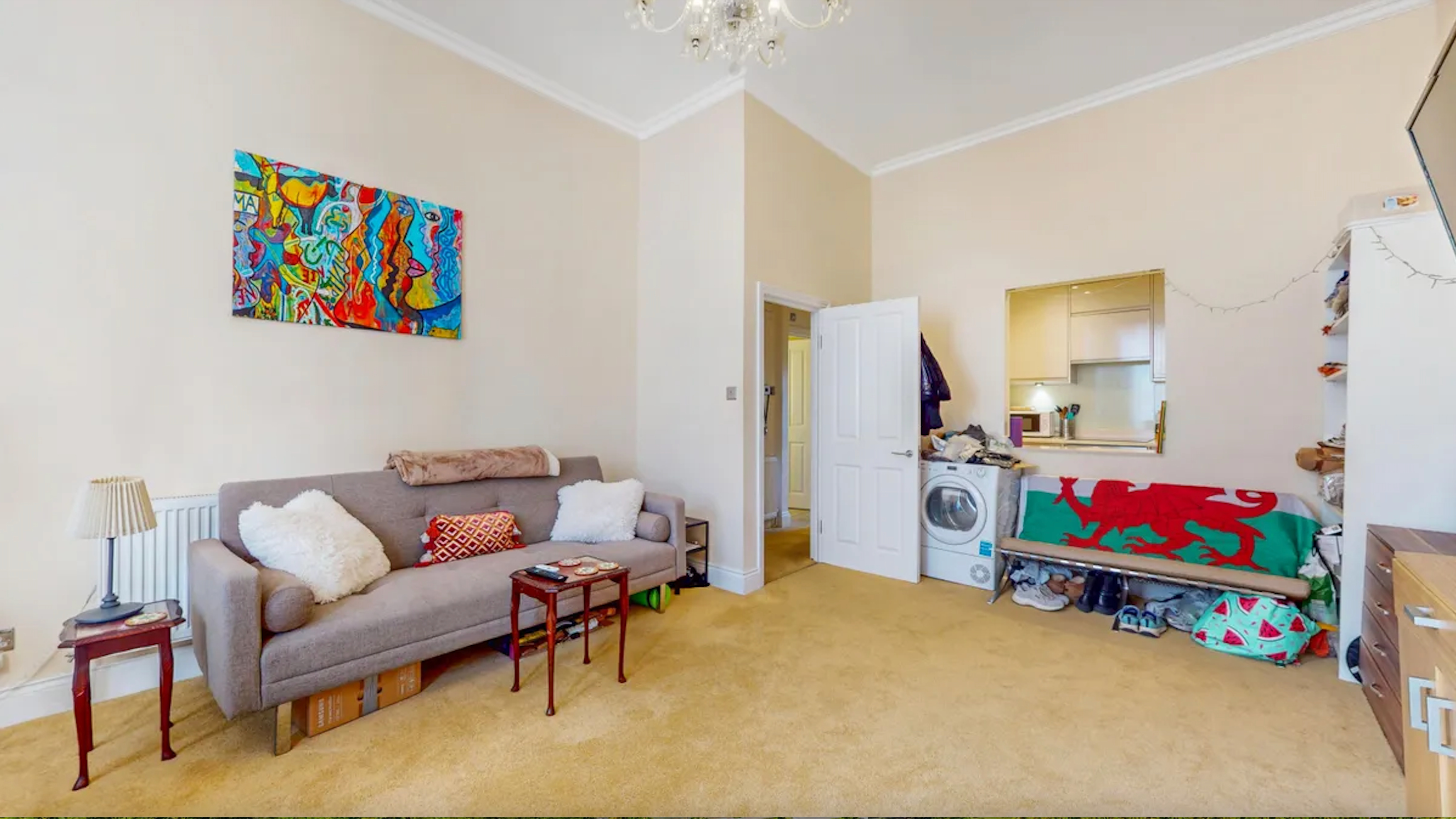 Flat Holland Road in Greater London