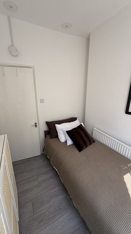 Room Cheshire Street in Greater London