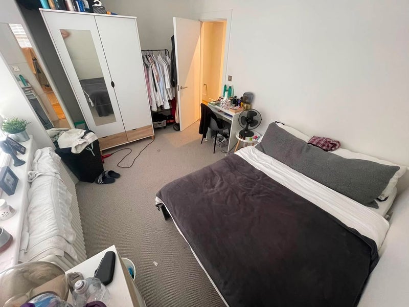 Room Burton Grove in Greater London