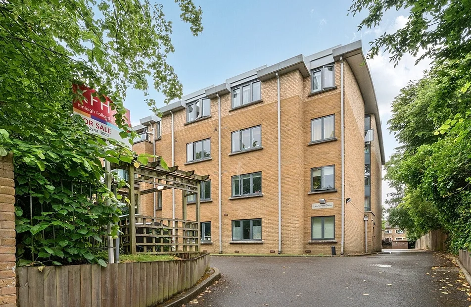 Flat Southridge Place in Greater London