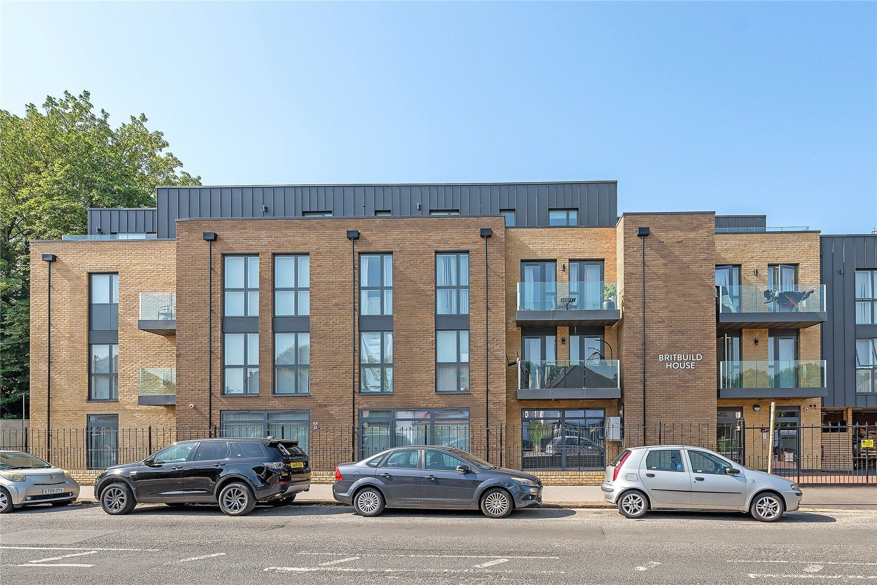 Flat Norbury Avenue in Greater London