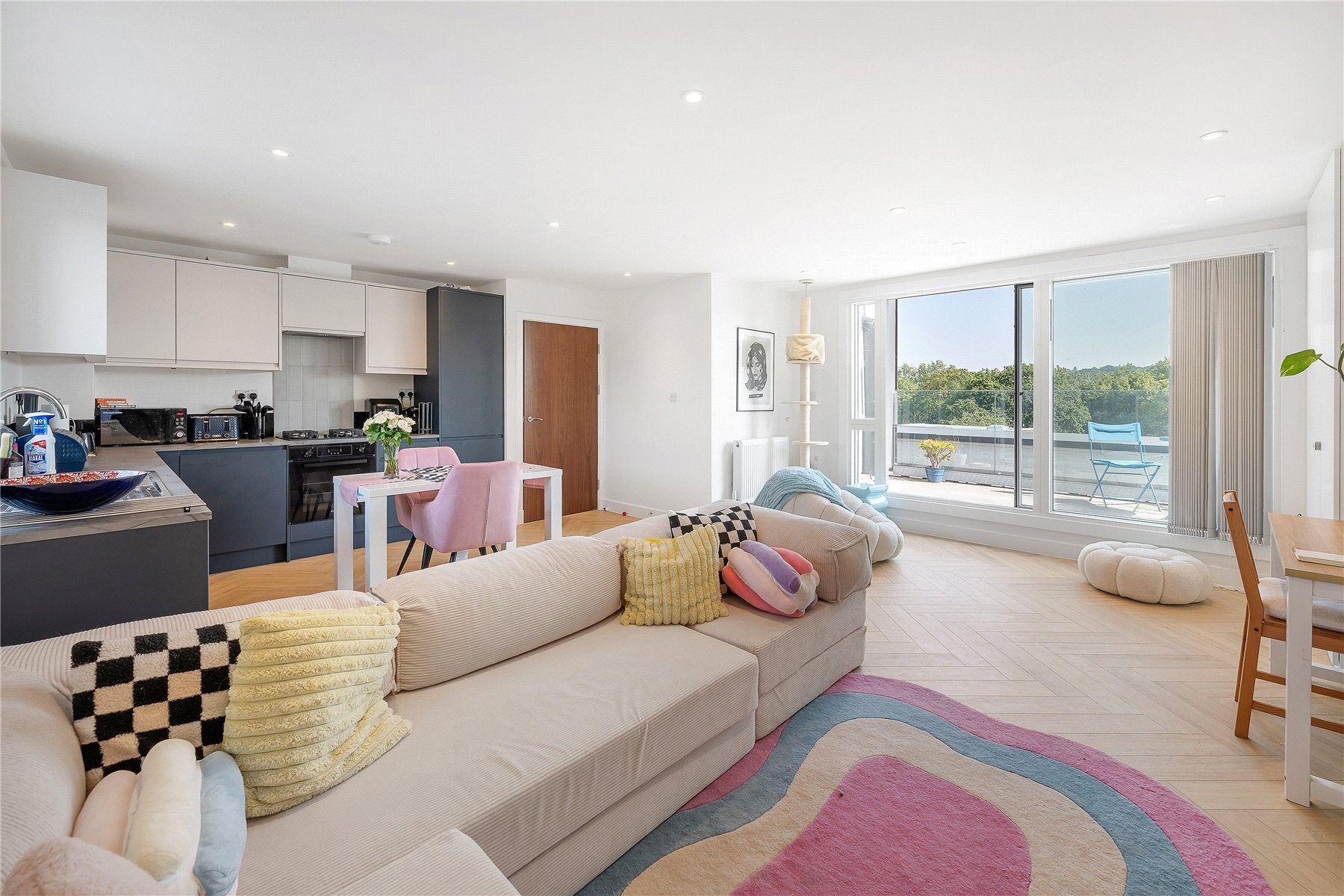Flat Norbury Avenue in Greater London