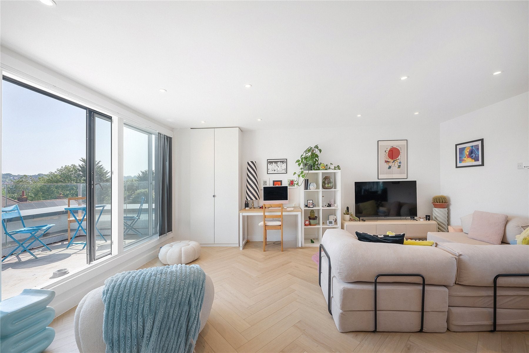 Flat Norbury Avenue in Greater London