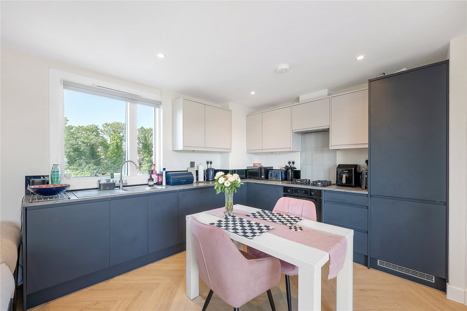 Flat Norbury Avenue in Greater London