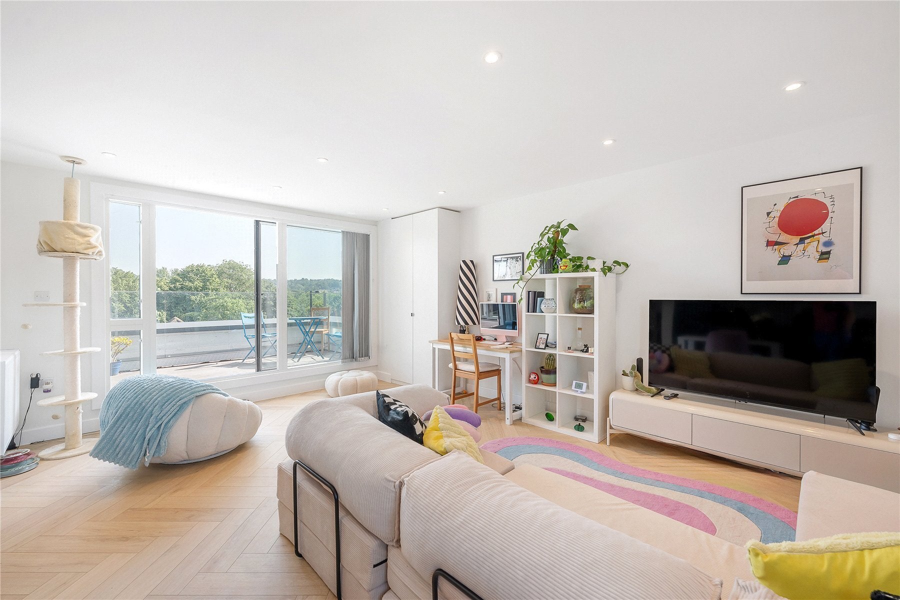 Flat Norbury Avenue in Greater London