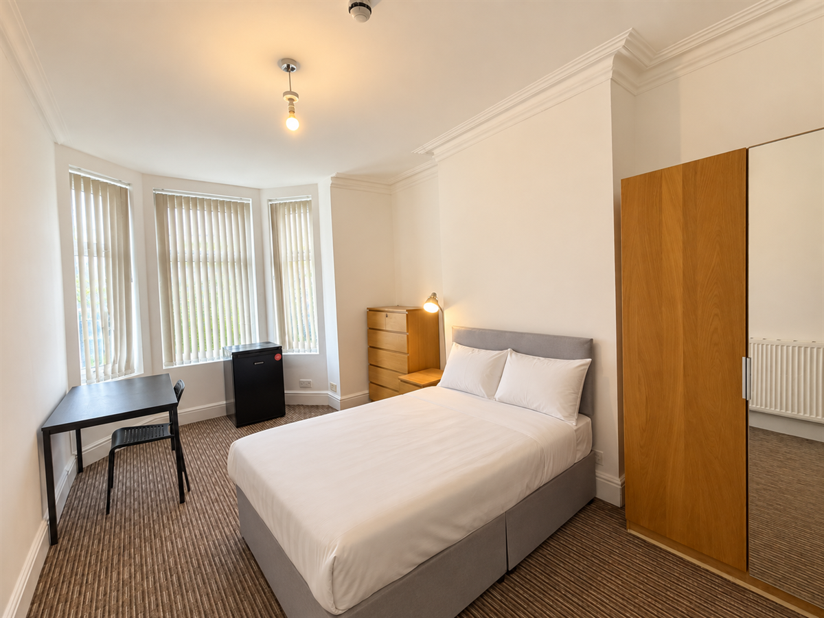 Room Carlton Road in Salford