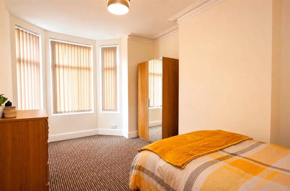 Room Carlton Road in Salford