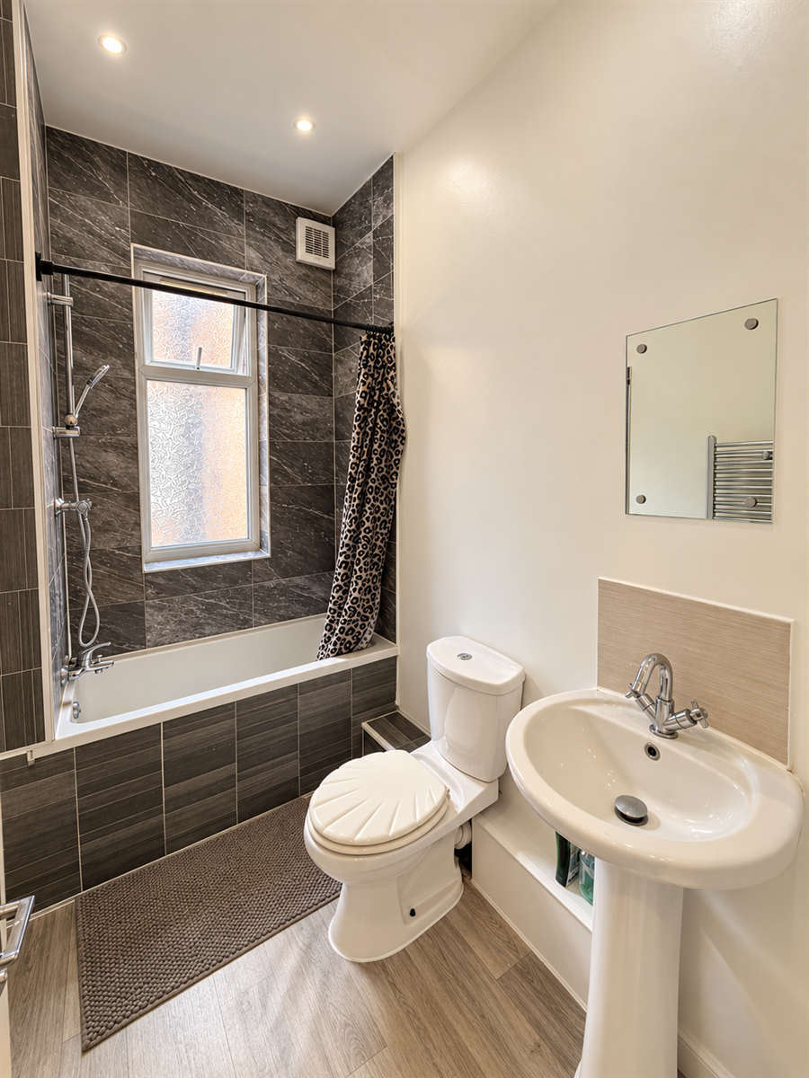 Room Carlton Road in Salford