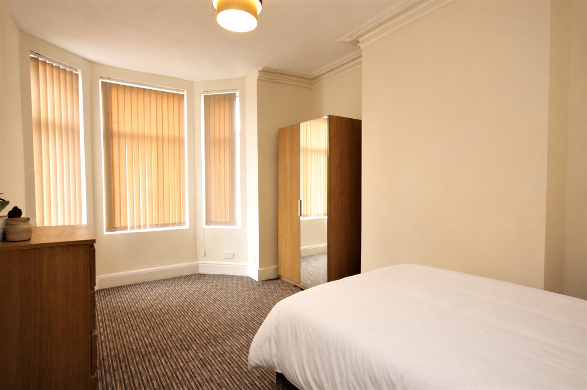 Room Carlton Road in Salford