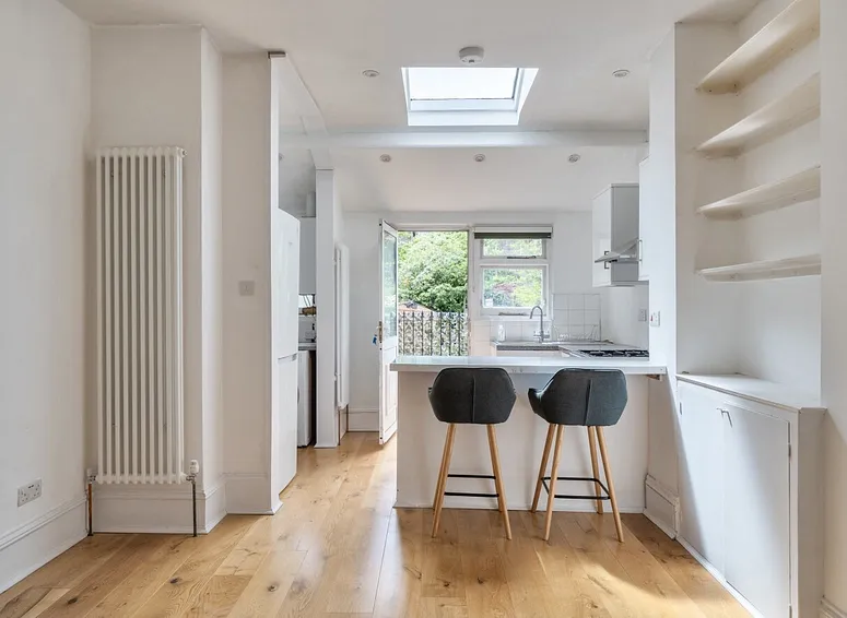 Flat Ferme Park Road in Greater London