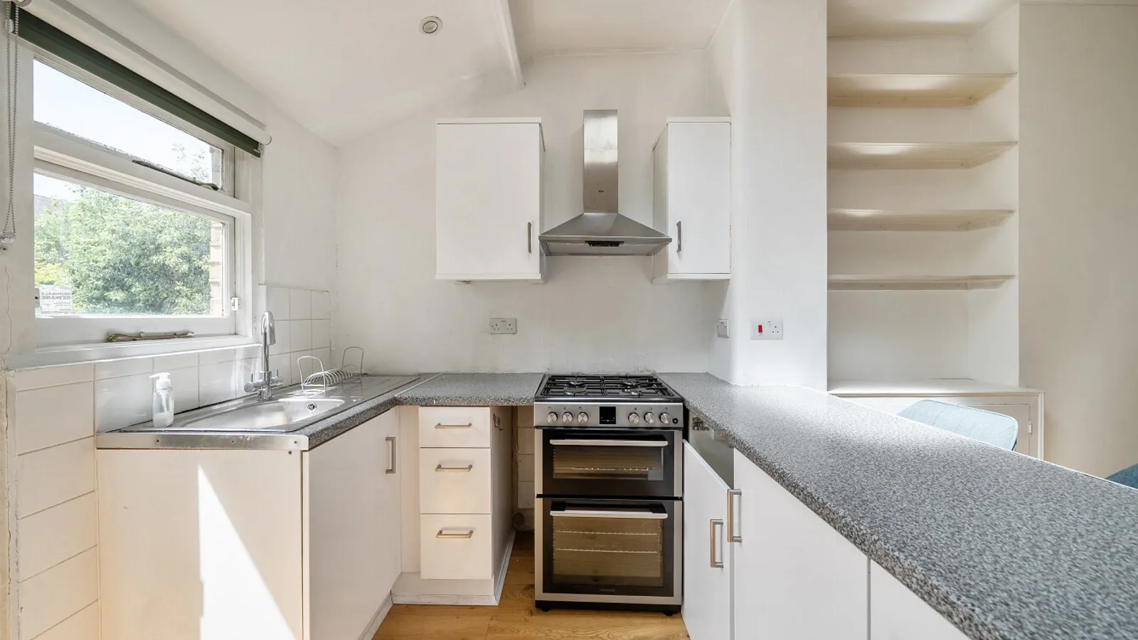Flat Ferme Park Road in Greater London