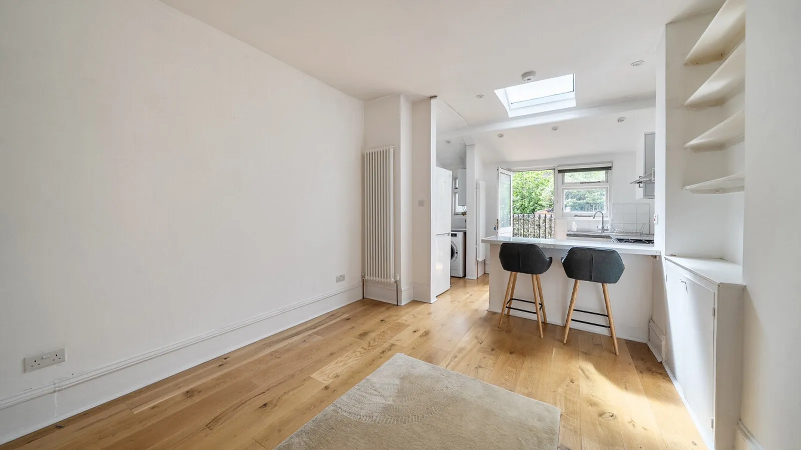 Flat Ferme Park Road in Greater London