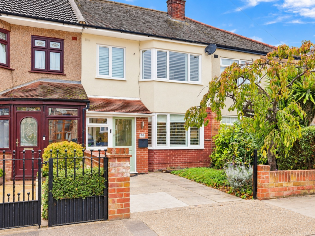 Flat Chelmsford Avenue in London