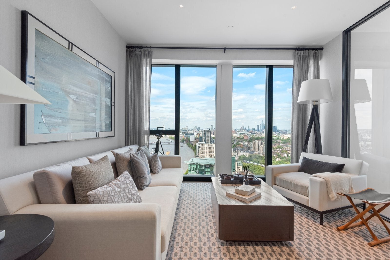 Flat Nine Elms Lane in Greater London