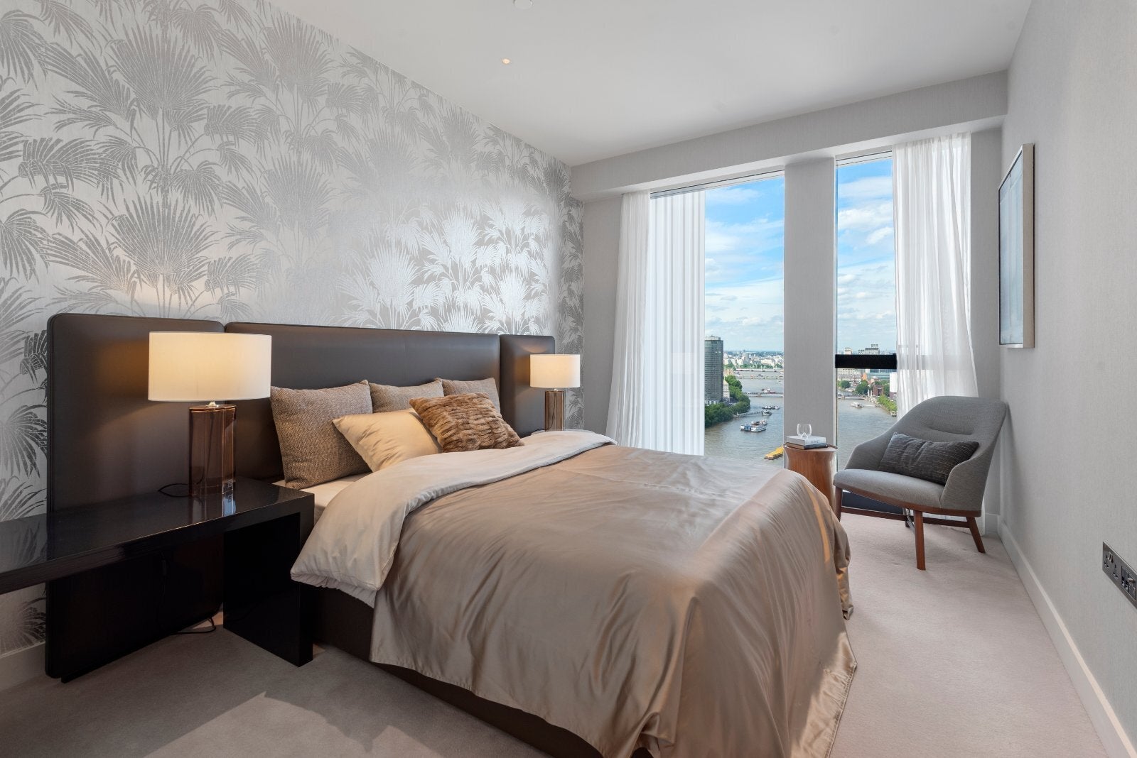 Flat Nine Elms Lane in Greater London