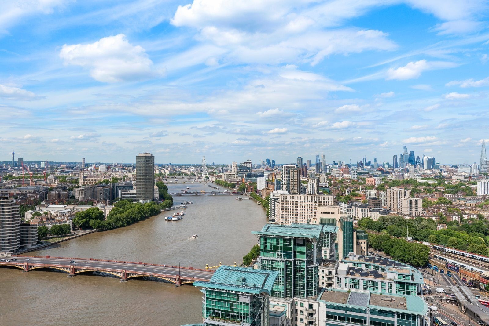 Flat Nine Elms Lane in Greater London