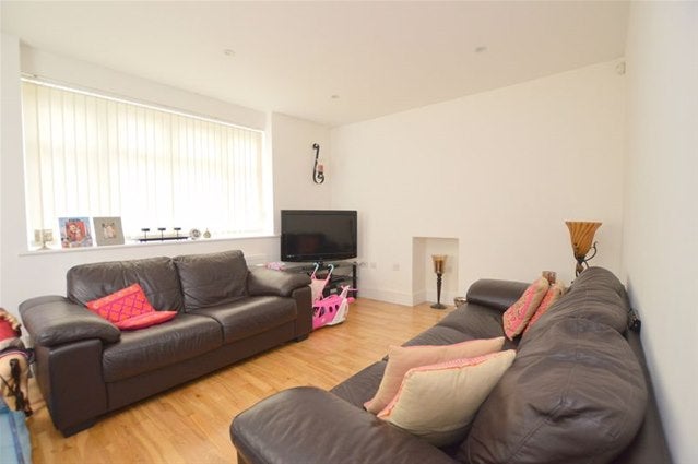 Flat Cornwall Road in Greater London